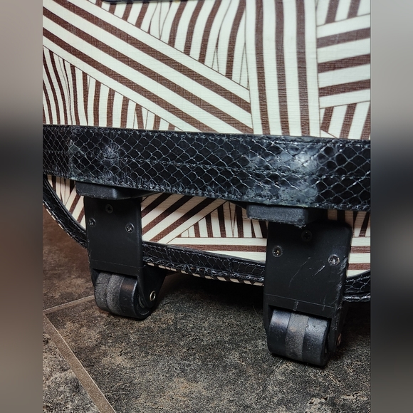 Henri bendel disturbed hatbox wheelie with hb heart keychain purse charm - Picture 6 of 12